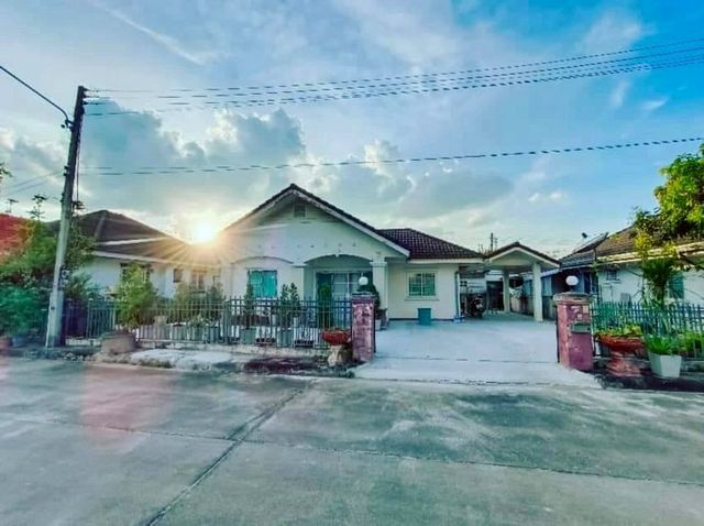 ขายด่วน! 2.55 ล้าน 55 ตรว. #เดอะลากูนน่าโฮม2 สันคะยอม #สันทรายน้อย #สันทราย บ้านมือสอง ทำเลดี #น้ำไม่ท่วมรายละเอียดพื้นที่ 55 ตร.ว.3 ห้องนอน | 2 ห้องน้ำ | 1 ห้องครัวโรงจอดรถในบ้านหน้าบ้านไม่ติดใคร หันหน้าทิศตะวันออกฟรี! แอร์ 2 เครื่อง + เครื่องทำน้ำอุ่น 2 เครื่องมีมิเตอร์น้ำ-ไฟ พร้อมเข้าอยู่ได้เลยสถานที่ใกล้เคียงBig C Mini หน้าหมู่บ้าน7-Eleven, Lotus ExpressตลาดสามแยกสันทรายCentral Festival – 7 นาทีขนส่�