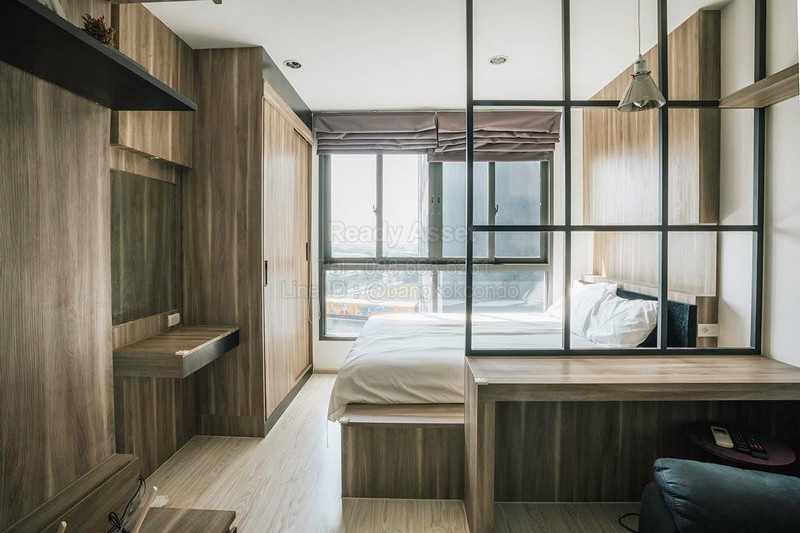 รหัสทรัพย์ : CR6812-0002คอนโด ไอดีโอ โมบิ สุขุมวิท อีสท์เกต / Ideo Mobi Sukhumvit Eastgateรายละเอียดห้องขนาดห้อง 22 ตร.ม ชั้น 9ห้องสตูดิโอ 1 ห้องน้ำ 1 ห้องครัวมี Digital Door Lock** เฟอร์นิเจอร์ + เครื่องใช้ไฟฟ้า **- TV (LED) 32 นิ้ว- เครื่องทำน้ำอุ่น- แอร์ DAIKIN 18000 BTU- ตู้เย็น - ไมโครเวฟ- เตาไฟฟ้า 2 หัว- เครื่องดูดควัน- ตู้เสื้อผ้า- โต๊ะเครื่องแป้ง- ชั้นวางของและลิ้นชัก- ตู้เก็บรองเท้า- ตู้และลิ้นชักซ่อนเพื่อเก็บของมากมาย-