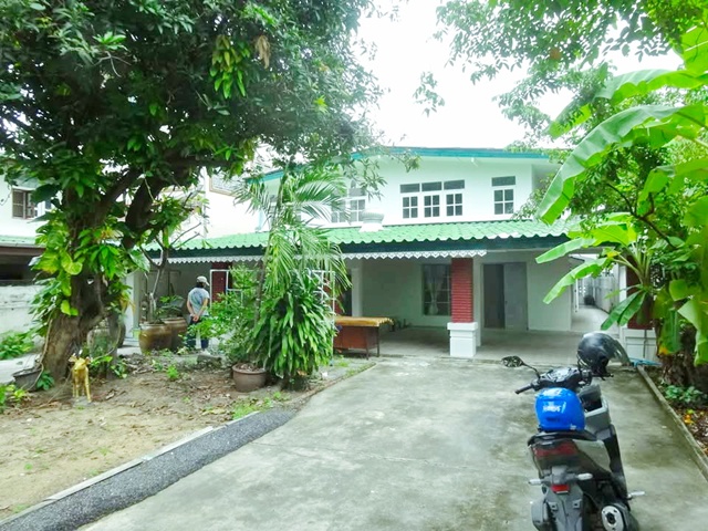 ถ.สิรินธร ให้เช่าบ้านเดี่ยว 2 ชั้น หลังใหญ่ 5นอน MRTบางยี่ขัน 2กม. ตั้งฮั่วเส็ง 750 ม.พื้นที่เยอะ 127 ตร.วา.380 ตร.ม. ม.สวนดุสิต 400 ม. รีโนเวทใหม่  ไม่มีเฟอร์ฯ ร่มรื่น เหมาะทำเป็นโฮมออฟฟิศ  3น้ำ  35,998B-M. บางพลัด เดินทางสะดวก  Sirindhorn Rd. For rent Large 2-story house 5bed MRT BangYiKhan 2km. TangHuaSeng 750m. 127 sq.wa. 380 sq.m. spacious area Suan Dusit University 400 m. Newly renovated unfurnished shady suitable for home office  3 bath 35,998B-M. BangPhlat Convenient access via ทางด่วนศรีรัช  วงแหวนฯ สะพานพระราม7 ถ.สิรินธร แขวงบางพลัด บางพลัด ก