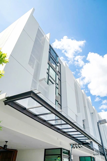 เพลินนารี่มอลล์ 750 ม. MRTวัชรพล 1.5กม. 25 ตร.วา. ให้เช่าสำนักงานใหญ่ระดับพรีเมียม 4ชั้น 400ตร.ม. รร.นานาชาติกีรพัฒน์ 3กม. SME 2นอน 4น้ำ