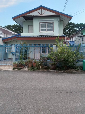 ขายถูก บ้าน 2 ชั้น 3 นอน 1 น้ำ พท. 35 ตรว. หมู่บ้านปิ่นเจริญ 4 ถ.นาวงศ์ประชาพัฒนา 17 ราคา 2,700,000 บาทสถานที่และทำเลใกล้เคียง - หน้าหมู่บ้านติดถนน นาวง มีร้านอาหารมากมาย- มีรถสองแถววิ่งรับ-ส่ง ผ่านหน้าหมู่บ้าน- ใกล้ ทางด่วน ศรีสมาน- โรบินสันศรีสมาน- ร้านสะดวกซื้อ CJ Express - ตลาดโอโซนวัน ดอนเมือง- วิทยาลัยเทคนิคดอนเมือง- รถไฟฟ้า สายสีแดง สถานีดอนเมือง- ใกล้มหาวิทยาลัย รังสิต- ใกล้ว�