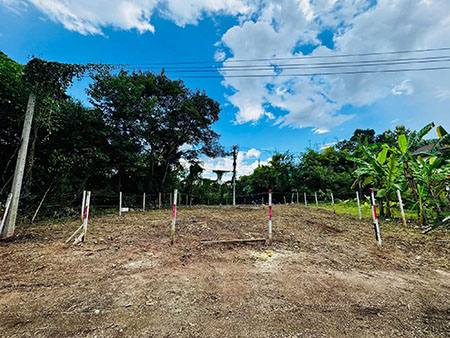 ขายด่วนๆ ที่ดิน ทำเลดี หลังบริษัทสหพานิช โชตนา ซอย10 พื้นที่ 98  ตรว. หน้ากว้าง 16 ม. ลึก 24 ม. ติดถนน 2 ด้าน ขายเพียง 3.3 ล้านบาท ที่ดิน ต.ช้างเผือก อำเภอเมืองเชียงใหม่ เงียบสงบ ไม่วุ่นวาย เหมาะกับการสร้างเป็นที่อยู่อาศัย หรือสร้างหอพัก เดินทางสะดวก น้ำไม่ท่วม ถนนซีเมนต์หน้าที่ดินทำเลในเมือง / ใกล้โรงพยาบาลลานนา , รพ.นครพิงค์ รพ.สวนดอก (รพ.มหาราชเชียงใหม่)ใกล้ศาลากลางเช�