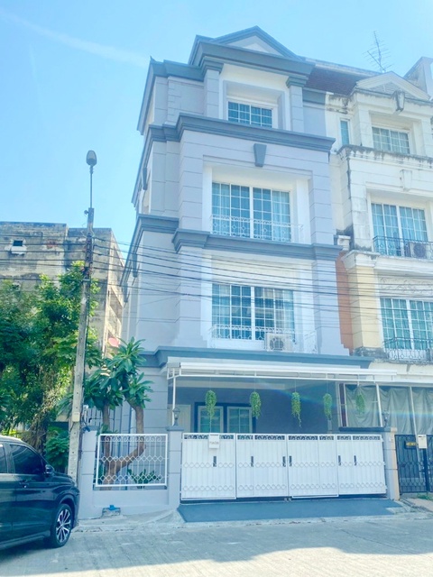 ซ.ลาซาล 40-42 ให้เช่าทาวน์โฮมสุดหรู 4 ชั้น หลังมุม 30ตร.วา. MRT ศรีลาซาล 1.5กม.ลาซาล อเวนิว 900 ม. แหล่งช้อปปิ้ง