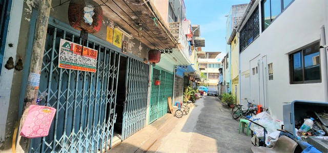 อาคารพาณิชย์ ซอยเจริญกรุง 109 แยก 8รหัสทรัพย์ :16611ประเภท :อาคารพาณิชย์,สำนักงานโครงการ :-ที่ตั้ง :ถนนเจริญกรุง ซอยเจริญกรุง109 แยก 8 ขว.บางคอแหลม ข.ยานนาวา กรุงเทพฯโซน :โซน Aเนื้อที่ :11.9 ตร.ว.ห้องนอน :4 ห้องห้องน้ำ :1 ห้องห้องอื่น ๆ :ห้องจำนวนชั้น :3 ชั้นขายอาคารพาณิชย์ สูง 3 ชั้น เนื้อที่ 11.9 ตร.ว. มี 4 ห้องนอน 1 ห้องน้ำ ใกล้โรงพยาบาลเจริญกรุงประชารักษ์ ใกล้โรงพยาบาลสมเด็จพระปิ่นเก