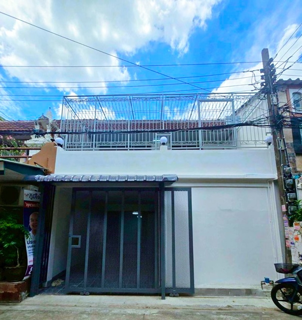 ประชาราษฏร์บำเพ็ญ 11-18 MRT ห้วยขวาง 500ม. ตลาดสดห้วยขวาง 1.4 กม.ทาวน์เฮ้าส์ 2 ชั้น รีโนเวทใหม่ แหล่งช้อปปิ้ง  หาของกินง่าย เดินทางสะดวก 