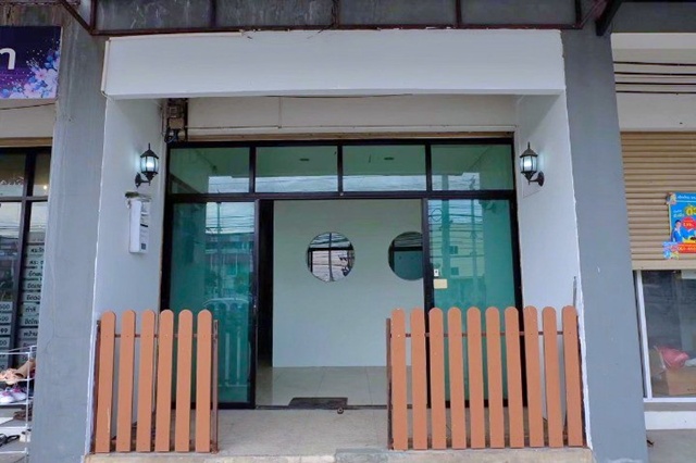 ม.เจ้าคุณทหารลาดกระบัง 3.8 กม. 2นอน  หน้านิคม ตลาดนครฉลองกรุง500ม. ซ.ฉลองกรุง 24-35 อาคารพาณิชย์ 4ชั้น 23 ตร.วา.370 ตร.ม.  ติดถนนใหญ่  