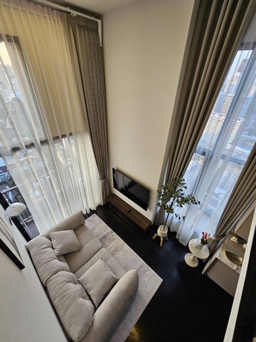 ​Rare Corner Unit! 2-Bedroom Sky Residence ใจกลางทองหล่อ วิวเมืองพาโนรามาสุดอลังการ​ยกระดับชีวิตสู่ความหรูหราที่แท้จริง ณ Park Origin Thonglor โครงการ Luxury High-Rise ใจกลางย่านที่แพงที่สุดของกรุงเทพฯ ​รายละเอียดห้อง (The Ultimate 2BR Type)• ​ประเภทห้อง: 2 ห้องนอน 1 ห้องน้ำ (2BR, 1BA)• ใช้ระบบ smart home automation• ​ขนาดพื้นที่: 46 ตร.ม. (จัดเป็น 2-Bedroom Simplex Type ในอาคาร C ตึกที่สูงที่สุดในย่านทองหล่อ)• ​ตำแหน่ง: ชั้น 31 (High Floor) ห้องมุม (Corner Unit)จุดเด่น: • ​Panoramic City 