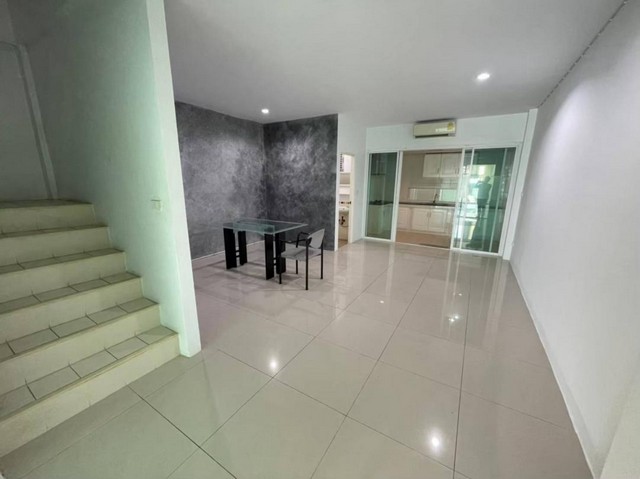 P1795 ให้เช่า ทาวน์โฮม 3 ชั้น รีโนเวทใหม่ หมู่บ้านสัมมากร ซอยรามคำแหง110 มีห้างแมคโครและตลาดสดอยู่หน้าหมู่บ้าน ใกล้รถไฟฟ้าสายสีส้ม