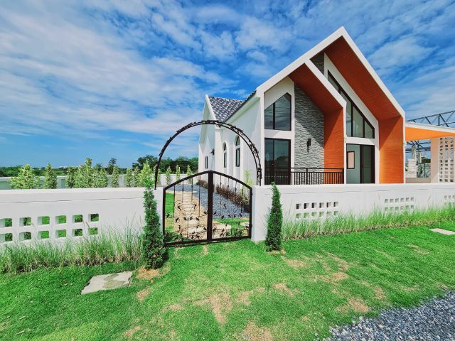 ขายบ้านเดี่ยวสไตล์นอร์ดิก​ โครงการBB LAND ธนูทอง ทำเลดี บ้านสวยพร้อมอยู่ ราคาเริ่มต้น2.89 ลบ.ที่ตั้ง : ตำบลธนู อำเภออุทัย จังหวัดพระนครศรีอยุธยา 13210พิกัด : https://maps.app.goo.gl/CrYr46qQweXzf1V58ขนาดพื้นที่ทั้งหมดเริ่มต้นที่ : 52-146 ตารางวาขนาดพื้นที่ใช้สอยรวม : 140 ตารางเมตร รายละเอียดบ้านสวย หลังใหญ่ พื้นที่กว้าง ทำเลดี หน้ากว้าง 22m ออกแบบและควบคุมก่อสร้างโดยทีมช่างเฉพาะ-DXB designedตัวบ้านประกอบด�