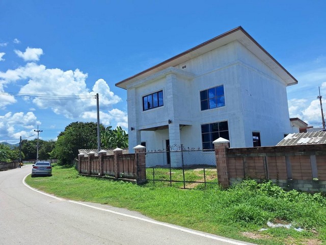 ขายบ้านเดี่ยว 2 ชั้น พร้อมที่ดิน อำเภอห้างฉัตร จังหวัดลำปาง  เนื้อที่ 70 ตารางวา#รายละเอียดและที่ตั้งทรัพย์-บ้านเดี่ยว 2 ชั้นเนื้อที่ 70 ตารางวาพื้นที่ใช้สอย 218 ตารางเมตร-จำนวน 4 ห้องนอน 5 ห้องน้ำ-ตั้งอยู่ตำบลเมืองยาว อำเภอห้างฉัตร จังหวัดลำปาง-ตัวบ้านติดถนน  อยู่ในแหล่งชุมชนเดินทางสะดวก**ราคาขายเพียง 2 ล้านบาท(เจ้าของขายเอง)#สนใจติดต่อโทร099-198-9095081-672-9105https://maps.app.goo.gl/a1MeEJKrd3wQMnct5?g_