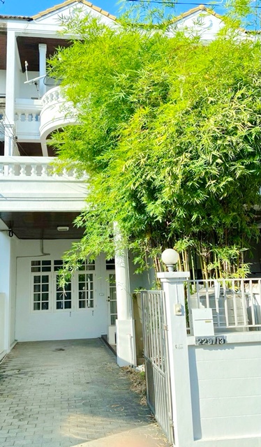 เดอะแจ๊ส วังหิน 2.7 กม.BTSรัชโยธิน 800 ม.ให้เช่าทาวน์โฮม3ชั้น 4นอน หรูมาก รัชดาภิเษก40-48 พร้อมเฟอร์ฯครบครัน 22ตร.วา. 264 ตร.ม. ม.ราชภัฏจันทรเกษม 1.6 กม.3 น้ำ เหมาะกับพักอาศัย โฮมออฟฟิศ 37,998 B-M.แหล่งช้อปปิ้ง  ถ.รัชดาภิเษก 3-story townhouse for rent  4bed Lux Ratchadaphisek40-48 BTS Ratchayothin. 800m.  fully furnished 22sq.wa. 264 sq.m. 1.6 km. from Chandrakasem Rajabhat University.3 bath Suitable for residence or home office. 37,998B-M.. The Jazz Wanghin shopping center 2.7 km. away. Ratchadaphisek Road. ถ.รัชดาภิเษก พหลโยธิน แขวงจันทรเกษม เขตจตุจักร กรุงเทพมหานคร