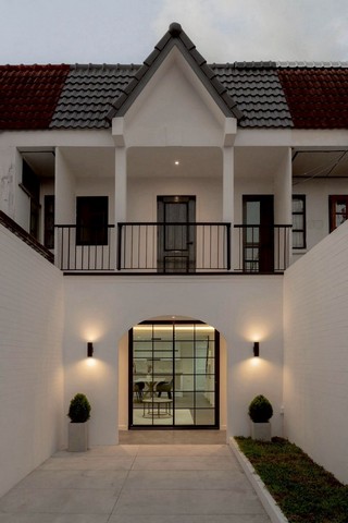 #โซนเจ็ดยอด ขาย 4.59 ล้าน 28 ตรว. ทาวน์โฮม 2 ชั้น #รีโนเวทใหม่ #สไตล์โมเดิร์นคลาสสิก เงียบสงบ แต่ใกล้ทุกความสะดวก เพียงไม่กี่นาทีถึงนิมมาน–เมญ่า ออกแบบมาเพื่อความเป็นส่วนตัว ซ่อนตัวจากความวุ่นวาย แต่ยังอยู่ใจกลางเมืองเชียงใหม่อย่างลงตัว รายละเอียดบ้านที่ดินขนาด 28 ตร.วาพื้นที่ใช้สอยรวม 163.5 ตร.ม.3 ห้องนอน3 ห้องน้ำ ราคาขาย 4.59 ล้านบาท ค่าโอนคนละครึ่ง เหมาะทั้งอยู่อาศ