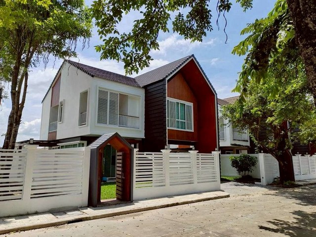  #โซนดอยสะเก็ด ให้เช่า 25,000 บาท/เดือน ขาย 4.5 ล้าน บ้านเดี่ยว 2 ชั้น บ้านพร้อมอยู่ ดีไซน์ทันสมัย ทำเลน่าอยู่ เดินทางสะดวก เหลือเพียง 2 หลังสุดท้าย  บรรยากาศเงียบสงบ ร่มรื่น และเป็นส่วนตัวสูงรีบด่วนก่อนหมดโอกาส!  รายละเอียดบ้าน:พื้นที่ใช้สอย 240 ตร.ม. กว้าง โปร่ง โล่ง สบายที่ดินให้เลือก 2 แปลง: 63 ตรว. และ 97 ตรว.ฟังก์ชันครบ: 3 ห้องนอน | 3 ห้องน้ำ | ห้องครัว | ห้องรับแขกที่จอดรถ 2 คัน