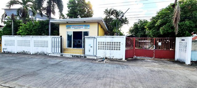 บ้านเดี่ยวพร้อมห้องเช่า ถ.ศรีจันทร์ ต.ในเมือง อ.เมือง จ.ขอนแก่นบ้านเดี่ยวพร้อมห้องเช่า ถ.ศรีจันทร์ ต.ในเมือง อ.เมือง จ.ขอนแก่นที่ตั้ง :ถ.ศรีจันทร์ ต.ในเมือง อ.เมือง จ.ขอนแก่นขายบ้านพร้อมกิจการห้องเช่าและกิจการเครื่องซักผ้าหยอดเหรียญ เนื้อที่ 262.3 ตรว. ประกอบด้วยบ้านเดี่ยวชั้นเดียว 1 หลัง มี 4 ห้องนอน 2 ห้องน้ำ 1 ห้องครัว ตัวบ้านเล่นระดับ ตกแต่งด้วยพื้นกระเบื้อง มี�