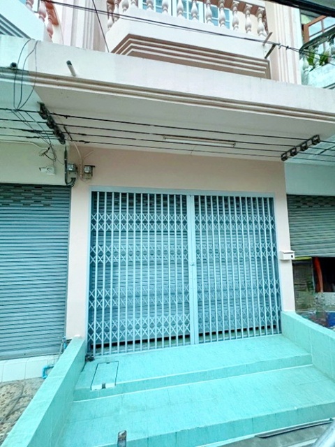 สวนเสรีไทย ให้เช่าอาคารพาณิชย์ 3.5 ชั้น 20 ตร.วา.256 ตร.ม.เสรีไทย 28-36 MRTสัมมากร  ลด20% พร้อมอยู่ 3 นอน 3 น้ำ  รพ.เกษมราษฎร์ 600 ม. 