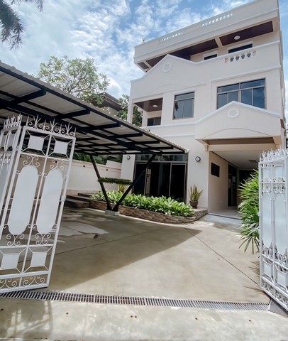 ให้เช่าบ้านเดี่ยว4ชั้น ที่สุขุมวิทซอย4 ฮวงจุ้ยบ้านเลขที่ดีเฮงเพียง 800 เมตรถึงสถานี BTS นานา•บ้านเดี่ยว4ชั้น (ชั้นบนสุดเป็นดาดฟ้า)•พื้นที่80ตรว. 450ตารางเมตร•4 ห้องนอน (ติดแอร์ทุกห้อง) จำนวนแอร์6ตัว• 4 ห้องน้ำ (ติดเครื่องทำน้ำอุ่น) •ห้องแต่งตัวพร้อมตู้เสื้อผ้า พร้อมเฟอร์นิเจอร์• ครัวไทย 1• ครัวยุโรป 1• มีที่จอดรถ2 คัน•ไม่รับจดทะเบียนบริษัท               สถานที่โลเคชั่น….- สวน