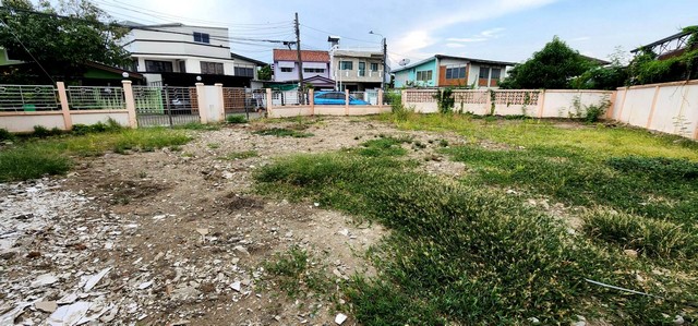 ขายด่วน ขายด่วน ที่ดินเปล่า ม.ประชานิเวศน์ 3 อ.เมือง จ.นนทบุรีรหัสทรัพย์ :16533ประเภท :ที่ดินเปล่าโครงการ :หมู่บ้านประชานิเวศน์ 3ที่ตั้ง :ถ.งามวงศ์วาน ต.ท่าทราย อ.เมืองนนทบุรี จ.นนทบุรีขายที่ดินเปล่า 91 ตารางวา หน้ากว้างประมาณ 20 เมตร ลึกประมาณ 20 เมตร ที่ดินถมแล้ว มีรั้วล้อมรอบ ทำประตูทางเข้าเป็นสแตนเลสอย่างดี 2 ประตู ทำเลดีมาก กลางเมืองนนทบุรี อยู่หลังแขวงท่าทราย ติ�