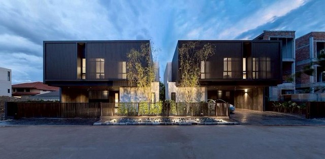 ให้เช่า 100,000 บาท/เดือน ขายพิเศษ! ลดแรงจาก 13.8 ล้าน เหลือเพียง 11.8 ล้าน The Pool Villa #กาดฝรั่ง #หางดง บ้านสไตล์ #Modern สร้างใหม่ ตกแต่งครบ พร้อมเข้าอยู่บนที่ดิน 73 ตารางวาพื้นที่ใช้สอย 400 ตารางเมตร5 ห้องนอน | 6 ห้องน้ำ2 ห้องนั่งเล่น (ชั้น 1 และชั้น 2)พื้นที่สระว่ายน้ำระบบเกลือ + Jet Spa ขนาด 3x7 ม.ที่จอดรถ 3 คัน พร้อมประตูรีโมทโรงรถจัดสวน ต้นไม้ สนามหญ้า 25 ตร.ม.โต๊ะอาหาร 6 ที่นั่งทีวี LED 2 เครื่องแอร์ 7