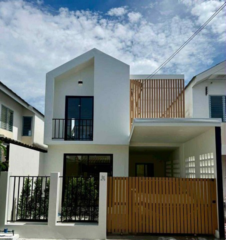 ขายบ้านเอื้ออาทรสันป่าตอง 21ตรว. 2นอน1น้ำ ลดเหลือ 990,000บ. รีโนเวทใหม่ พร้อมเฟอร์ ต.สันกลาง อ.สันป่าตอง เชียงใหม่ขายบ้านเอื้ออาทร สันป่าตอง เชียงใหม่ !! จองก่อน มีสิทธิ์ก่อน !!++ ลดราคาเหลือ 990,000 บาท ค่าโอนคนละครึ่ง ++!! รายละเอียดบ้าน รีโนเวทใหม่ พร้อมเฟอร์ !!เนื้อที่ดิน 21 ตารางวา (โดยประมาณ)พื้นที่ใช้สอย: ~ 72 ตร.ม.2 ห้องนอน1 ห้องน้ำห้องโถงรับแขกกว้างครัวหลังบ้าน (ต่อเติมแล้ว)ท�