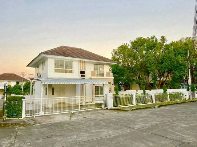 โซนแม่โจ้ ขาย 3.69 ล้าน #กาญจน์กนกวิลล์8 บ้านเดี่ยว 2 ชั้น #บ้านหัวมุม โปร่ง โล่ง เป็นส่วนตัว ทำเลดี เนื้อที่เยอะ #หิ้วกระเป๋าพร้อมเข้าอยู่ ถนนหน้าบ้านกว้าง เข้า–ออกสะดวก เหมาะทั้งอยู่อาศัยและลงทุนรายละเอียดบ้านเนื้อที่ 86.9 ตารางวา3 ห้องนอน3 ห้องน้ำ1 ห้องทำงาน (ทำโฮมออฟฟิศได้)1 ห้องครัวที่จอดรถ 2–3 คันแอร์ 3 เครื่องราคาเพียง 3,690,000 บาทสถานที่ใกล้เคียงมหาวิทยาลัยแม่โจ้