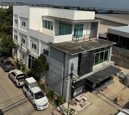 ขายหรือให้เช่า ตึกอาคารสำนักงาน3ชั้น 105ว. 9ห้องสำนักงาน 2ห้องประชุม นิคมอมตะซิตี้ ต.บ้านเก่า อ.พานทอง ชลบุรีด่วน ขาย – เช่า ตึก อาคาร สำนักงาน โฮมออฟฟิต 3 ชั้นเนื้อที่ 105 ตร.วา พื้นที่ใช้สอยกว่า 675 ตร.เมตร ใจกลางอมตะซิตี้ ชลบุรีอาคารโฮมออฟฟิต พร้อมอุปกรณ์สำนักงานครบถ้วนใช้งานได้ทันที รองรับพนักงาน 20 – 50 คน สามารถจอดรถได้มากกว่า 15 คันห้องสำนักงาน 9 ห้อง ห้องประชุมขนา