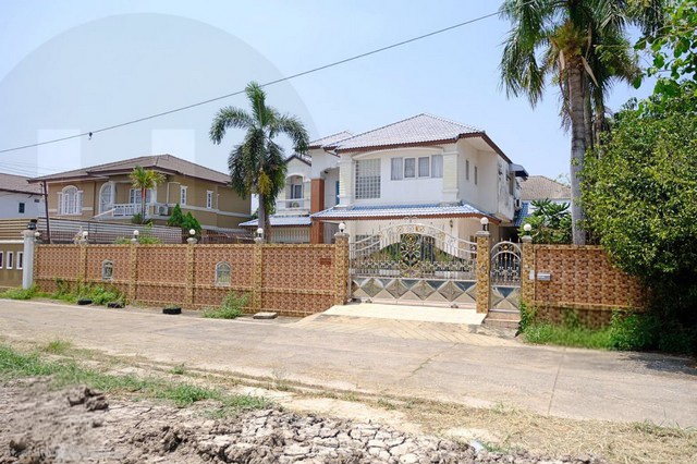 บ้านเดี่ยวมือสองหลังใหญ่ ใจกลางเพิ่มสิน พื้นที่เยอะ ฟังก์ชันครบ ทำเลดี พร้อมเข้าอยู่ทันที.บ้านเดี่ยว 2 ชั้น6 ห้องนอน | 5 ห้องน้ำพื้นที่ใช้สอย 380 ตร.ม.บนที่ดิน 150 ตร.ว.มีพื้นที่รอบบ้านกว้างขวาง เหมาะกับครอบครัวใหญ่หรือคนชอบพื้นที่เยอะตัวบ้านถมสูงกว่าถนน มั่นใจ น้ำไม่ท่วมแน่นอน.ทำเลดี ซอยเพิ่มสิน 25 เดินทางสะดวก ใกล้ทุกไลฟ์สไตล์ 5 นาทีถึง BTS สะพานใหม่ ใกล้ตลาดเอส