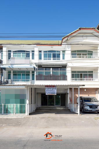 ให้เช่า ตึกแถว 3 ชั้น อยู่ตรงข้ามโลตัสคลองหลวง ปทุมธานี (ซอยหมู่บ้านฐานมั่นคง 1) เนื้อที่ 32.9ตร.ว อยู่ห่างถนนคลองหลวง เพียง 30 เมตร ตำเเหน่งทำเลดี การเดินทางสะดวกออกได้หลายช่องทาง เหมาะอยู่อาศัย และทำธุระกิจ หรือทำการค้า / ออฟฟิศที่ต้องใช้หน้าร้าน ฯลฯ (จอดรถได้ 3 คัน) .ชั้น 1 มีห้องโถงใหญ่ 1ห้องนอน 1ห้องน้ำ ปั้มน้ำแท็งค์น้ำ มีพื้นที่ใช้สอยกั้นแยกด้านหลัง ประตูไฟฟ้�