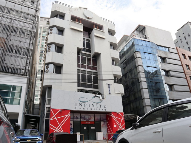 อาคารพาณิชย์1,150 + ตารางเมตรจอดรถได้ 6 คัน ติดMRTรัชดาภิเษกเพียง100เมตร 7 ชั้น มีลิฟต์