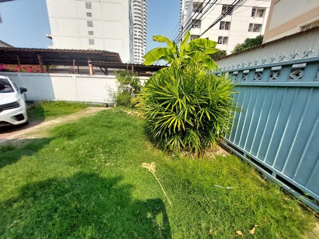 ให้เช่าบ้านเดี่ยว2ชั้น พื้นที่ 60 ตรว. สุขุมวิท103( ซอยอุดมสุข 56) 3ห้องนอน 3 ห้องน้ำ (ชั้นบนเป็นไม้) แอร์1ตัว (บ้านเปล่า )ไม่มีเฟอร์นิเจอร์ จอดรถได้4คันอยู่ถนน สุขุมวิท103( ซอยอุดมสุข 56) ทะลุออกบางนา-ตราด 21ได้  -ใกล้เซ็นทรัลบางนา,ตึกเนชั่น ใกล้BTSอุดมสุข ,ซีคอนสแควร์ ศรีนครินทร์ ,พาราไดซ์ พาร์ค,เซ็นทรัลพลาซา บางนา,โรงพยาบาล ไทยนครินทร์  **เลี้ยงสัตว์ได้ ทำออฟฟิศ ไม่รับจดบริษั�