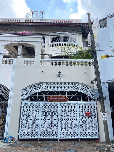 ให้เช่าทาวน์เฮ้าส์ขนาดใหญ่ 4 ชั้น 6 ห้องนอน เอกมัย ซอย 4 สุขุมวิท 63 พร้อมเฟอร์ ใกล้ BTS เอกมัย 