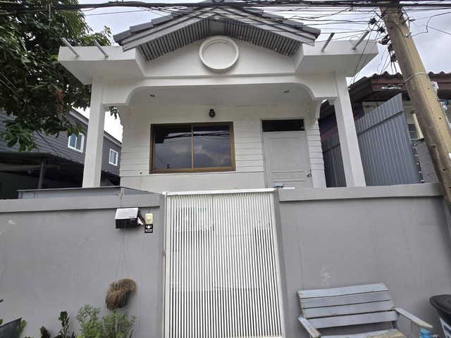 บ้านชั้นเดียว18ตรว.ขายคะ สรงประภา เทิดราชัน•2ห้องนอน  •1ห้องน้ำ  1ห้องรับแขก  1ห้องครัว •แอร์2ตัว  เครื่องทำน้ำอุ่น1เครื่อง•พร้อมเฟอร์นิเจอร์บางส่วน•มีผ้าม่านทั้งหลัง•จอดรถได้1คัน•อยู่ซอยเทิดราชัน23 แขวงสีกัน เขตดอนเมือง กรุงเทพฯ10210เชื่อมต่อหลายเส้นทางทั้งถนนนาวงพัฒนาถนนสรงประภาถนนวิภาวดีถนนเลียบคลองประปาถนนแจ้งวัฒนะสถานที่ใกล้เคียง-สนามบินดอนเมือง-โร�