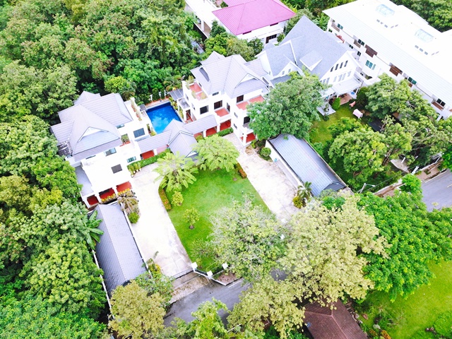 ซอยเสรีไทย 51-61 Chocolate Ville 2.1 กม. 4นอน ให้เช่าคฤหาสน์ Pool Villa 3ชั้น 200ตารางวา 1,200ตรม. 3น้ำ มีอ่างน้ำวน สนามกอล์ฟ 18 หลุม 