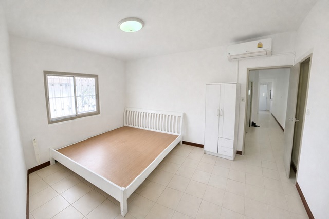 แม็คโคร วัดศรีวารีน้อย 32 ตรม. ปูกระเบื้องใหม่ ทาสีใหม่  รีโนเวทใหม่ ร้านเซเว่นอีเลฟเว่น 80 ม. คอนโดบ้านเอื้ออาทร สุวรรณภูมิ 1 ชั้น5 