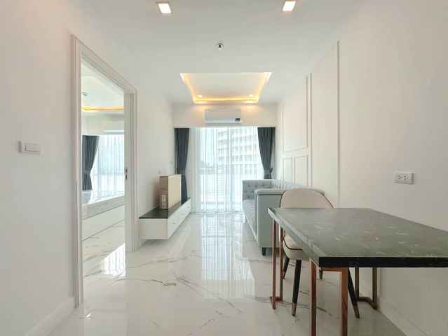 ขายคอนโด The Empire Pattaya จอมเทียน ขนาด 32 ตร.ม. ตกแต่งครบ พร้อมเข้าอยู่ 3,190,000 บาทคอนโดตกแต่งครบ พร้อมเข้าอยู่ ดีไซน์หรูหรา ออกแบบทุกพื้นที่ใช้สอยอย่างใส่ใจ พร้อมสิ่งอำนวยความสะดวกครบครัน ใกล้ชายหาดจอมเทียนเพียง 1 กม. เหมาะสำหรับอยู่อาศัยหรือปล่อยเช่าได้ทันทีที่ตั้ง: The Empire Tower Pattaya, เลขที่ 425/429 ชั้น 3, จอมเทียน, พัทยาขนาด: 32 ตร.ม.ห้อง: 1 ห้องนอน | 1 ห้องน้ำชั้น: 3ตกแต่ง: ครบ พร้อมเข้าอยู