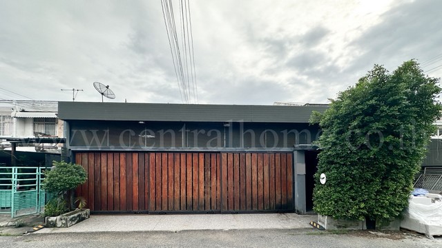 ขายด่วน ทาวน์เฮ้าส์ พงษ์เพชรวิลล่า 3 ทำเลดี ใกล้ MRT สถานีเมืองทองธานี