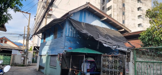 ขายที่ดินถนนเจริญกรุง ซอยเจริญกรุง 107 ถนนตก 63 ตรว. ถมแล้ว วัดจันทร์ในประเภททรัพย์ : ที่ดิน พร้อมสิ่งปลูกสร้างพื้นที่ : 63 ตรว.ราคา : 103,175.-บาท/ตรว. ราคารวม : 6,500,000.-บาทซอย : เจริญกรุง 107 แยก 15/1-1ถนน : เจริญกรุงแขวง/ตำบล : บางคอแหลมเขต/อำเภอ : บางคอแหลมจังหวัด : กรุงเทพมหานครที่ดินเปล่าถมแล้ว 63 ตรว. ซ.เจริญกรุง 107 แยก 15/1-1 ถ.เจริญกรุง ถนนตกหน้ากว้าง 11.82 เมตร x ลึก 15.60 เมตรรูปแปลงสี่เหลี่ยมจตุ