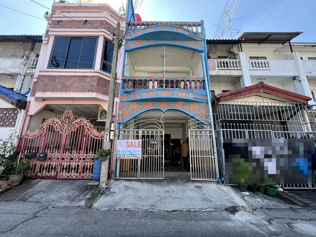 รหัสทรัพย์ 68169ทาวน์โฮม 3 ชั้น หมู่บ้านโสสุนคร 2 ทุ่งสองห้อง บางเขน กรุงเทพฯ ทำเลดีมากพิกัดที่ตั้ง :  ถนนงามวงศ์วาน ตำบลทุ่งสองห้อง อำเภอบางเขน จังหวัดกรุงเทพมหานคร รายละเอียดทรัพย์ - ขนาดที่ดิน 19.6 ตารางวา พื้นที่ใช้สอยประมาณ 200 ตารางเมตร  - 4 ห้องนอน 3ห้องน้ำ 1 ห้องรับแขก 1 ห้องครัวต่อเติม 1 ที่จอดรถภายในบ้าน - ปั๊มน้ำ แท้งค์น้ำ ทำเลและสถานที่ใกล้เคียง - ถนนงามวงศ์วาน- �