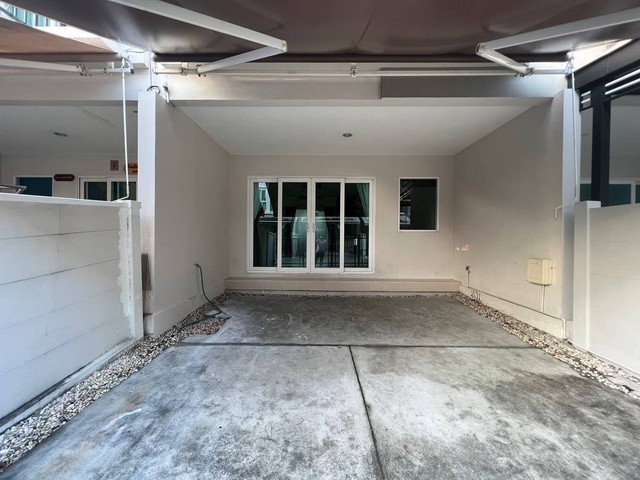 ติดต่อ: คุณจอย ดลดากร (ที่ปรึกษาอสังหาฯทุกประเภทพร้อมสินเชื่อเพื่อคนอยากมีบ้าน)(cellphone): 099-394-4956(line) ID line : realtor4956 คลิก https://line.me/ti/p/AYZL4SLc2Kด่วน บ้านพระรามเก้าถูกสุดในย่านพระรามเก้า ขายบ้าน 3 ชั้น ถูกที่สุดในพระรามเก้า  ติดถนนพระราม9 บ้านกลางเมือง พระราม 9 มอเตอร์เวย์ บิวท์อินสวย พร้อมอยู่ ติดถนนใหญ่คู่ขนานมอเตอร์เวย์  อยู่ Private Zoneที่ตั้ง : ที่ตั้ง : บ้านกลางเมือง พระรามเก้า 3421 ถนนคู่ข�