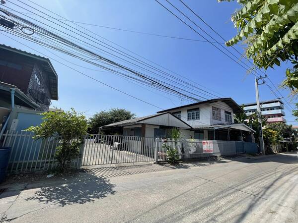  ที่ดินแปลงใหญ่ เนื้อที่ 200 ตรว. พร้อมบ้านเดี่ยว พิกัด : ซอยเทพกุญชร 39 ต.คลองหนึ่ง อ.คลองหลวง จ.ปทุมธานี