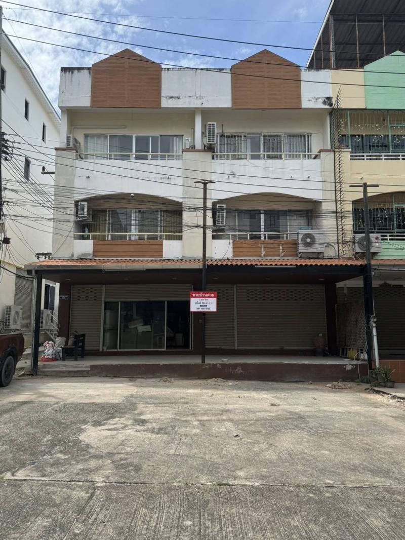 ขายทาวน์โฮม 3 ชั้น 2 คูหาติด หลังมุม ทำเลดี เดินทางสะดวก อำเภอบางละมุง จังหวัดชลบุรี