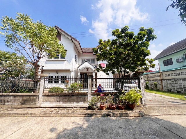 รหัสทรัพย์ 67117บ้านเดี่ยว 2 ชั้น หมู่บ้าน กฤษดานคร 12 ซอยสวนผัก 35 ตลิ่งชัน พิกัดที่ตั้ง :  ถนนสวนผัก ซอยสวนผัก 35 แขวงฉิมพลี เขตตลิ่งชัน กรุงเทพฯ  10700รายละเอียดทรัพย์ -  ขนาดที่ดิน 95 ตารางวา พื้นที่ใช้สอยประมาณ 258 ตารางเมตร -  บ้านมี 3 ห้องนอน 4 ห้องน้ำ 1 ห้องรับแขก 1 ห้องนั่งเล่น  1 ห้องครัวต่อเติม และ พื้นที่รับประทานอาหาร -  สามารถจอดรถภายในบ้านได้ 3-4 คัน -  ชั้นล่างปูพื้นไม้ปาร�