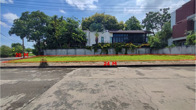 ขายที่ดิน Windmill Park วินด์มิลล์ พาร์ค บางนา สมุทรปราการ ใกล้สุวรรณภูมิ 120 ตรวรายละเอียดทรัพย์ :Link รูปเพิ่มเติม https://bit.ly/4kyZMgdhttps://www.winnerestateplus.com/ติดต่อพี่เปี๊ยก Tel: 099.494.6599 (๐๙๙.๔๙๔.๖๕๙๙) ขายที่ดิน Windmill Park วินด์มิลล์ พาร์ค บางนา สมุทรปราการ ใกล้สุวรรณภูมิ เป็นที่ดินแปลงมุม ลักษณะเป็น หน้ากว้าง สี่เหลี่ยมผืนผ้า ซอย WEST 8 โครงการหรูย่านบางนา สังคมเพื่อนบ้านหลังล่ะ 10 -1,000 ล้าน  โครงการหรูติดสนาม