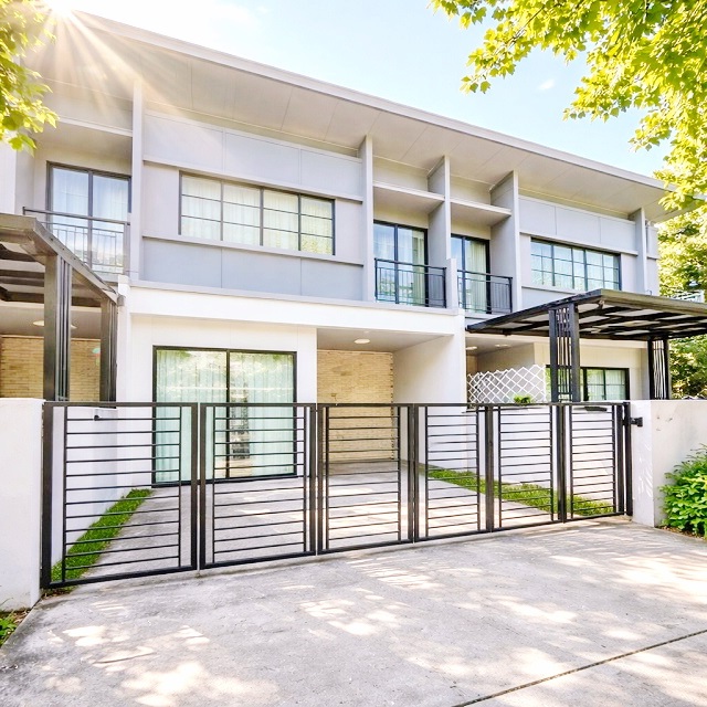 ฟิวเจอร์พาร์ค รังสิต 4.2 กม. ม.รังสิต 3.8 กม. บิ๊กซี รังสิต 2.4 กม.3นอน ทาวน์โฮม 2 ชั้นให้เช่า พร้อมอยู่ กว้าง 22 ตร.วา. เฟอร์ฯ