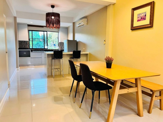 ให้เช่าบ้านเดี่ยว2ชั้น ตกแต่งสวย เฟอร์นิเจอร์ครบ หมู่บ้านมณียา ถนนเลียบทางด่วนรามอินทรา มี3นอน3น้ำ ราคาเช่า42,000บาท/เดือนรายละเอียด-บ้านเดี่ยว 2 ชั้น ตกแต่งสวยมาก-มี 3 ห้องนอน 3ห้องน้ำ 1 ห้องครัว -แอร์เฟอร์ครบ-เนื้อที่ 70 ตารางวา 220 ตร.ม-จอดรถได้ 2 คัน-มีสวนหญ้าเทียม และ ลานพักผ่อน ริมน้ำ สวยงาม ลมเย็นสบาย -มีอ่างน้ำพุไหล และศาลาสำหรับพักผ่อนรับแขกหน้าบ้าน บ้านเหมาะจ�