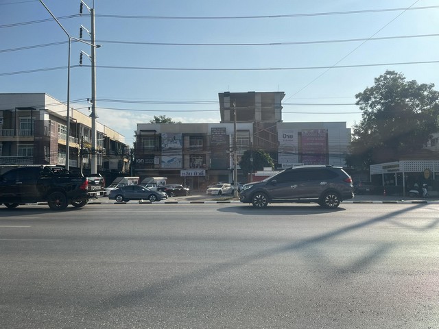 อาคารพานิชย์ว่างให้เช่า อาคารพานิชย์ 3 ชั้น 3 ห้องนอน 1 ห้องเก็บของ2 ห้องน้ำ ตึกเปล่า ทำเลดี เดินไปกาดรวมโชคได้เลย ติดถนนหลัก เช่าเดือนละ 18,000 บาท เงื่อนไขการเช่า มัดจำ 2 เดือน ล่วงหน้า 1 เดือน สัญญายาวได้สนใจโทร 094.2893646