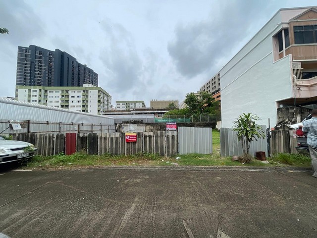 ที่ดินแปลงสี่เหลี่ยมสวยใกล้ปากทางลาดพร้าว ซอย 113  ห่างจากถนนลาดพร้าว 250 เมตร ปากซอยมีรถไฟฟ้าเดินทางสะดวกที่เปล่าย่านนี้หายากแล้ว ห่างจากเดอะมอลล์บางกะปิ 2 km. ตลาดสดบางกะปิ 2 km.ห่างจาก เซ็นทรัลลาดพร้าว 12 Km. เนื้อที่ 98 ตารางวา หน้ากว้าง 20 เมตร เหมาะทำห้องพัก อาคารพานิชย์ ทาวน์เฮาส์ สถานีรถไฟฟ้า ปากซอย  ขาย 12.9 ล้าน ค่าใช้จ่ายวันโอนคนละครึ่ง สนใจติดต่อ 094.2893646