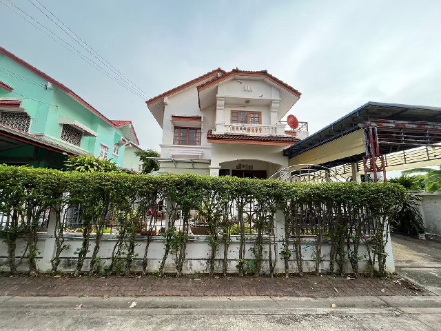 ขายบ้านเดี่ยว 2 ชั้น หมู่บ้านเบญจงค์ ซอย 43 รามคำแหง 178เนื้อที่  75 ตารางวา ขนาด 5 ห้องนอน 5 ห้องน้ำ ห้องรับแขก 1ห้อง เอนกประสงค์ 2 ห้อง ครัว 1 ห้องจอดรถ 2 คัน หน้าบ้านจอดไ้ด้ 3 คัน รปภ. ตลอด 24 ชม.ราคาขาย 5.5 ล้านบาทสถานที่ใกล้เคียง1. โรงเรียนนานาชาติร่วมฤดี2. โลตัส3. บิ๊กซี4. สถานีรถไฟฟ้าสายสีชมพู สายสีส้ม5. โรงเรียนเตรียมน้อม6. ตลาดสัมมากรที่ตั้ง ซอย หมู่บ้านเบญจรงค์ แขวงมีนบุรี 