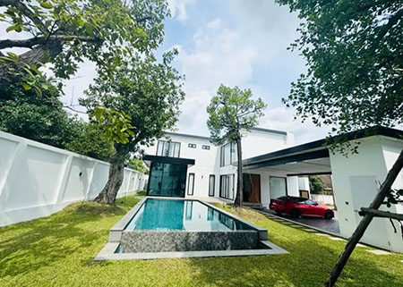 ให้เช่า พลูวิลล่า บ้านเพิ่งสร้างเสร็จใหม่ ใกล้สนามบินเชียงใหม่ , ปั๊มปตท. แม่เหียะ และโรงเรียนนานาชาติหลายแห่งพื้นที่ดินกว้างถึง 163 ตารางวา พื้นที่ใช้สอย 409 ตรม.บ้านพลูวิลล่าหรูพร้อมสระว่ายน้ำส่วนตัวหลังนี้ตั้งอยู่ในทำเลที่ดีเยี่ยม ไม่ไกลจากโรงเรียนนานาชาติ ให้ทั้งความสะดวกสบายและออกแบบมาอย่างหรูหรามีระดับ*คุณสมบัติของบ้าน:*- 4 ห้องนอน ( ชั้นล่าง: 1ห้อง�