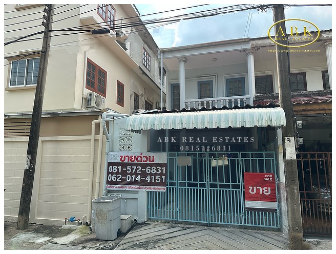 ขายด่วน : ทาวน์เฮ้าส์ หมู่บ้าน ปรางค์ทิพย์ ซอย ลาดพร้าว 953 ห้องนอน/ 2 ห้องน้ำ/ ห้องนั่งเล่น/ ห้องเก็บของ/ แอร์ 2 เครื่อง/ ที่จอดรถ 1 คันทาวน์เฮาส์ &nbsp;2 ชั้นขนาดที่ดิน : 24 ตร.วพื้นที่ใช้สอย : 192&nbsp; ตร.มสถานที่สำคัญในบริเวณใกล้เคียง:เพียง 200 เมตร ถึงรถไฟฟ้าสายสีเหลือง สถานีมหาดไทยฟู๊ดแลนด์โรงพยาบาลลาดพร้าวเดอะมอลล์ บางกะปิตะวันนาโรงพยาบาลเวชธานีการกีฬาแห่งประเทศไทยมหาว�