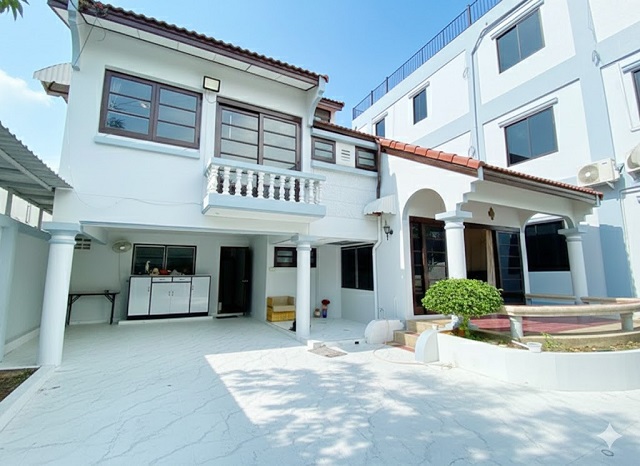 อ่อนนุช13-19 100 ตร.วา.BTSอ่อนนุช 1.8กม. ARL หัวหมาก 3 กม.ให้เช่าบ้านเดี่ยว 2 ชั้น ใหม่ 300 ตร.ม.ฟังก์ชันครบ 4 นอน 4 น้ำ เฟอร์ฯพร้อมอยู่